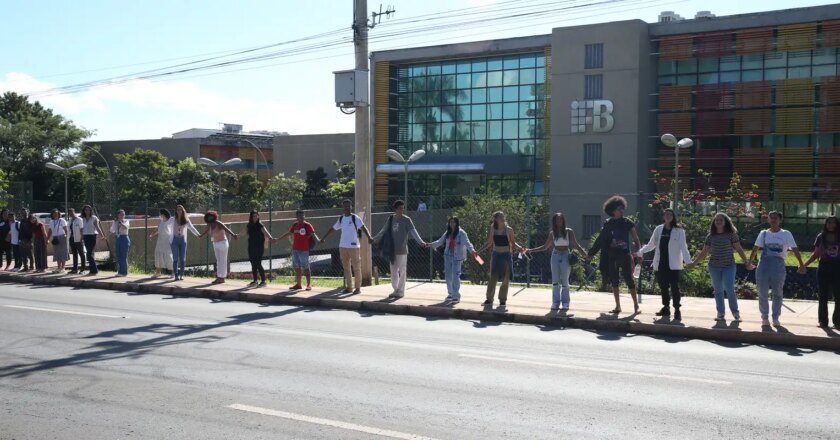 Institutos federais fazem ato pela paz no Dia Mundial da Educação