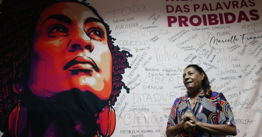 Mãe de Marielle Franco visita Memorial das Palavras Proibidas da EBC