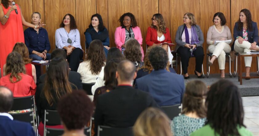 Mulheres ocupam 34% de cargos de alta liderança no setor público