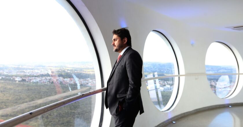 Inclusão digital de jovens de baixa renda é prioridade do governo