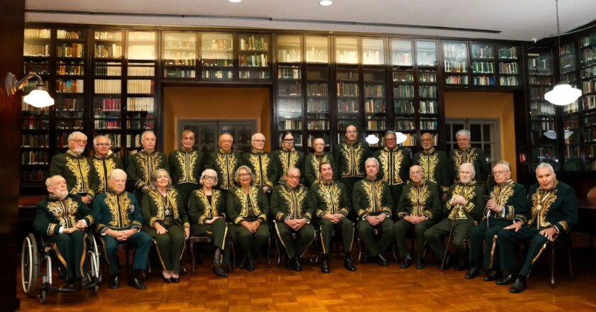 Ruy Castro assume cadeira na Academia Brasileira de Letras