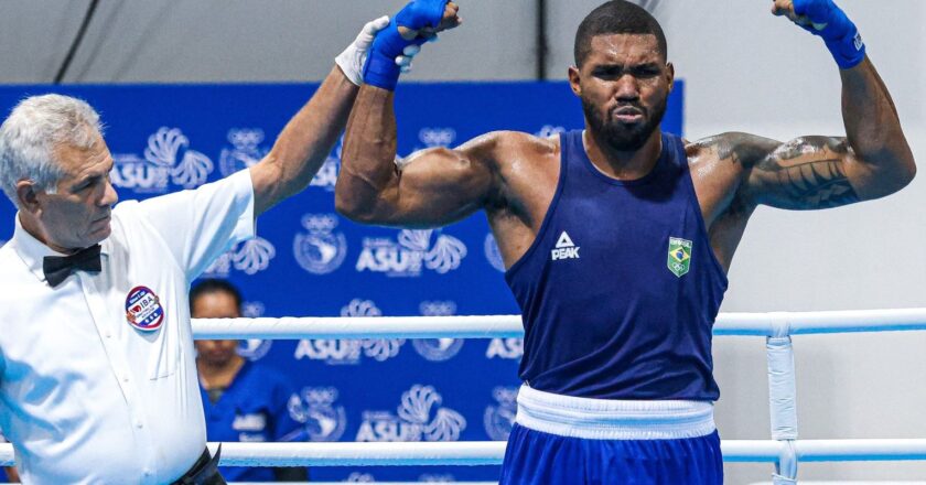 Abner Teixeira e Yuri Reis avançam às oitavas do Mundial de Boxe
