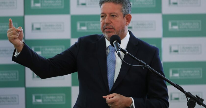 Lira quer mais deputados em comissões mistas para destravar MPs