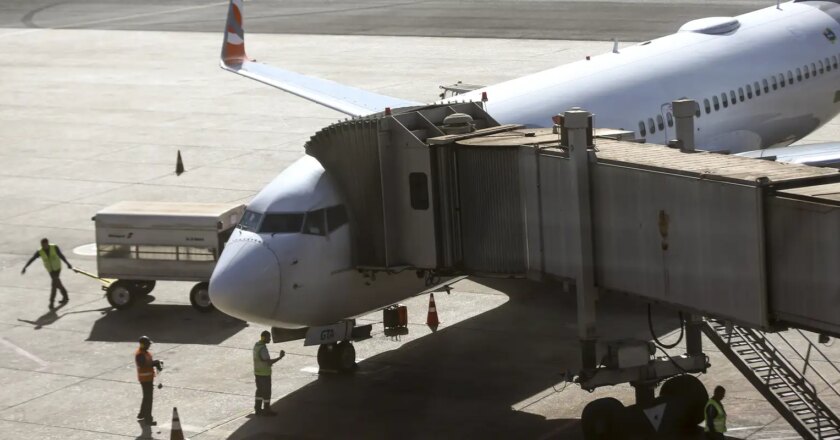 Aeroportos e rodovias com movimentação intensa neste sábado