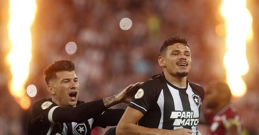 Palmeiras ganha clássico, mas Botafogo sustenta ponta do Brasileiro