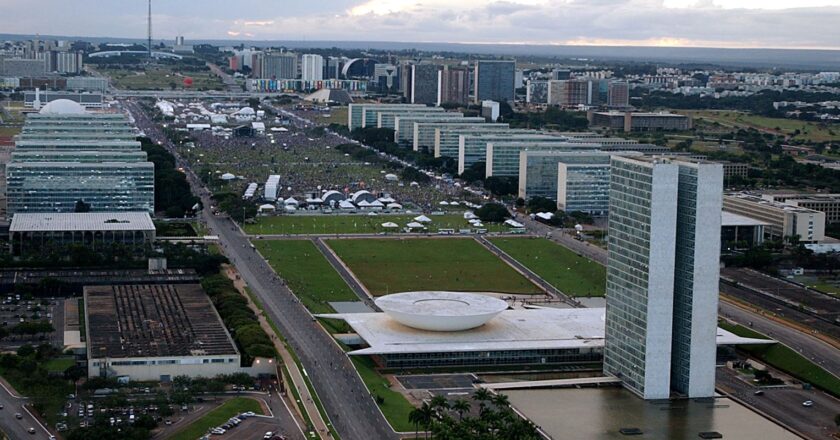 Governo federal reajusta salários de servidores públicos em 9%