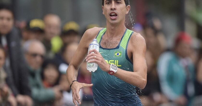 Marcha atlética: Caio Bonfim é ouro e faz índice olímpico para Paris