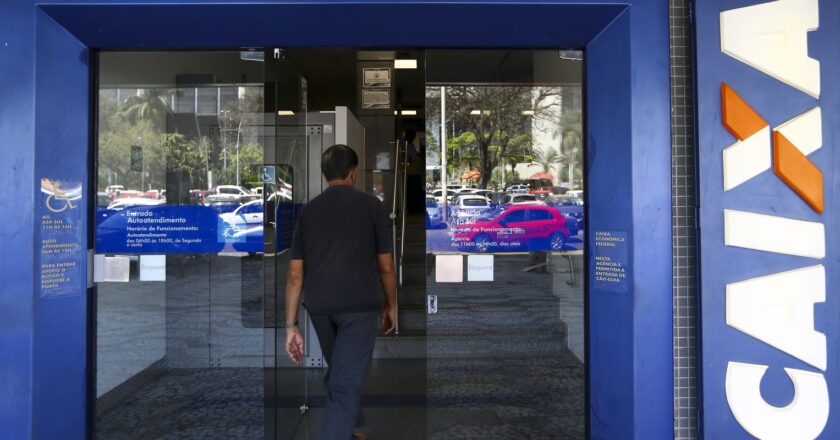 Caixa libera abono salarial para nascidos em setembro e outubro