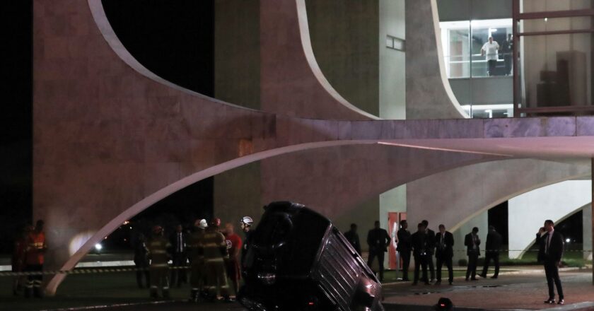 Carro cai em espelho d’água do Palácio do Planalto