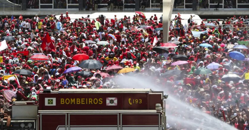 Multidão toma conta da Esplanada em domingo ensolarado na capital