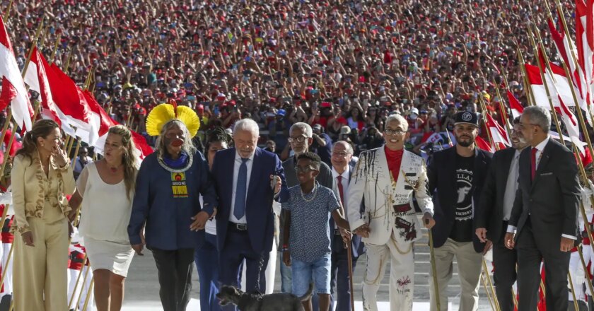 Lula ascends the Planalto ramp and receives presidential sash