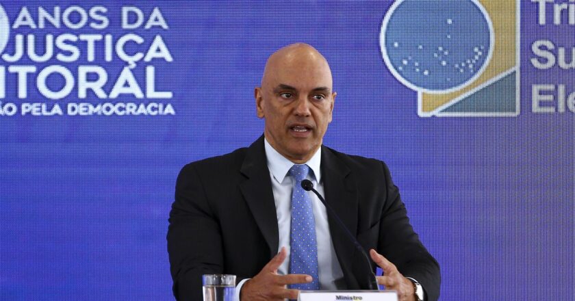 Moraes autoriza Torres a ficar em silêncio em depoimento à CPI
