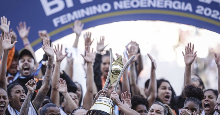 Jogadoras do Corinthians reprovam contratação de Cuca em rede social