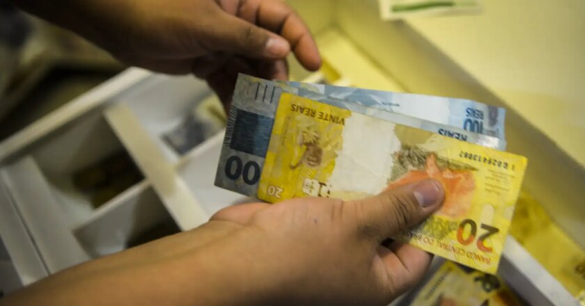 Abono salarial é pago nesta segunda aos nascidos em julho e agosto