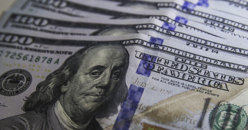 Dólar cai para R$ 5 e fecha no menor valor em dez meses
