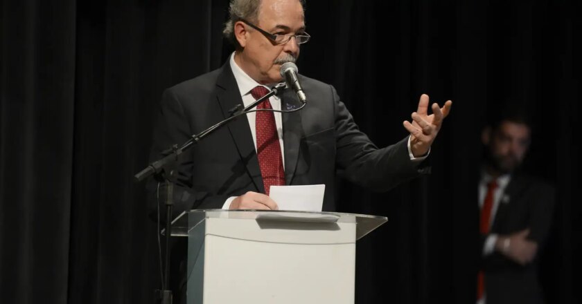 Mercadante toma posse no BNDES e faz discurso em defesa da democracia