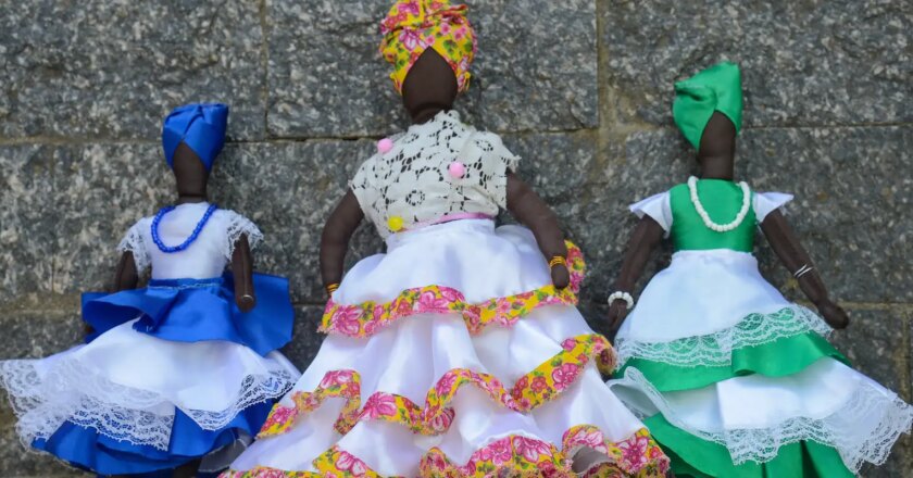 Bonecas de pano trazem referências às matriarcas do samba