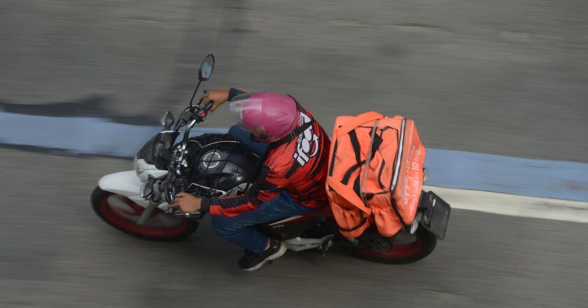 Trabalho por aplicativo será regulamentado este semestre, diz ministro