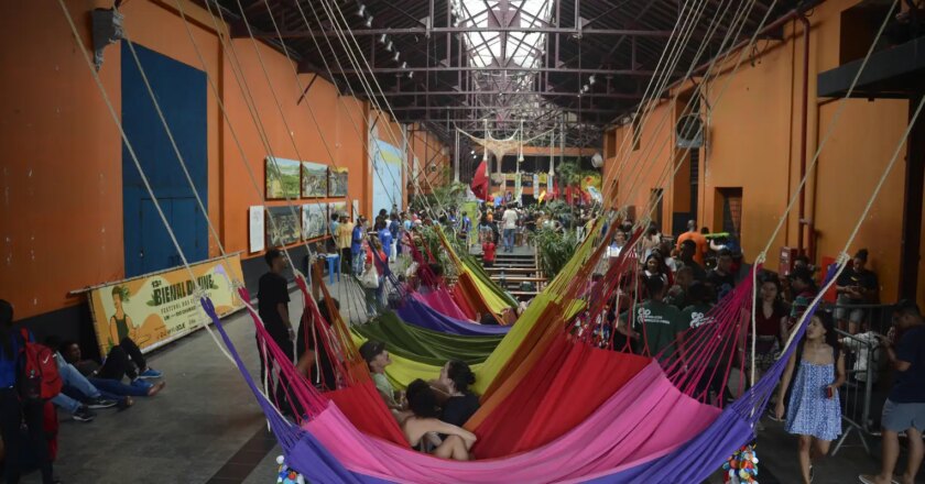 Bienal da UNE é aberta no Rio com pauta de reconstrução da educação