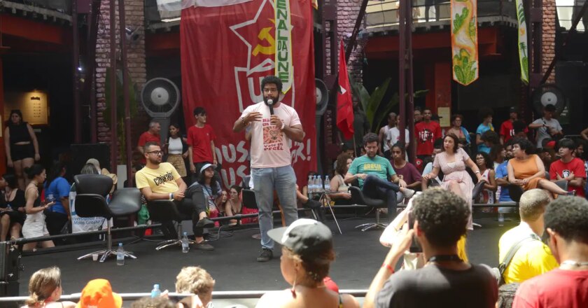 UNE discute estratégias de comunicação contra extrema-direita