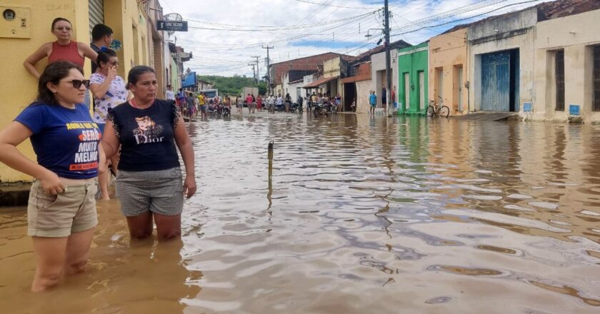 Rompimento de barragem provoca inundações e alagamento no Ceará