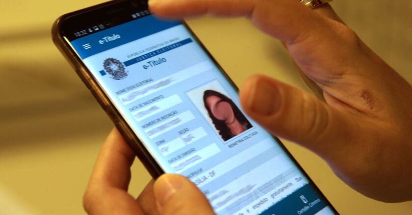 Jovens que completaram 15 anos já podem tirar título de eleitor