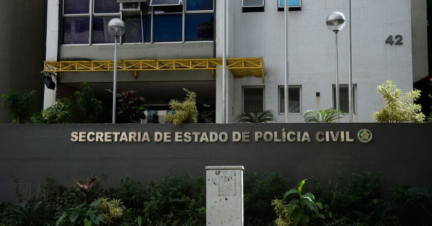 Polícia indicia 5 por morte de menina imprensada por carro alegórico
