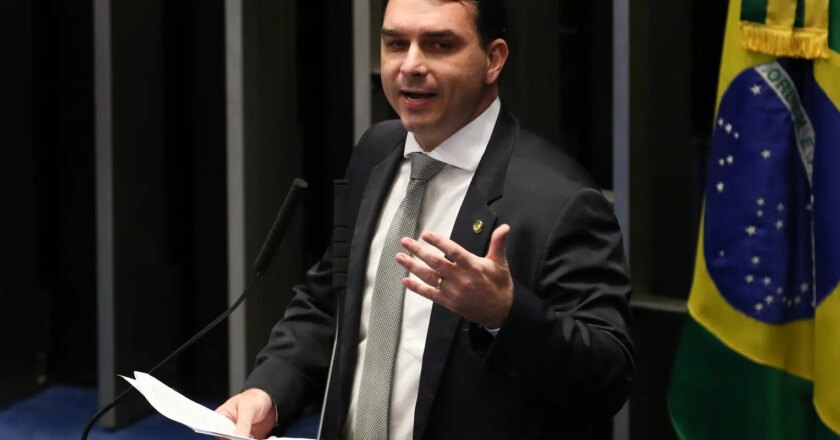 TSE multa Flávio Bolsonaro em R$ 5 mil por fake news contra Lula