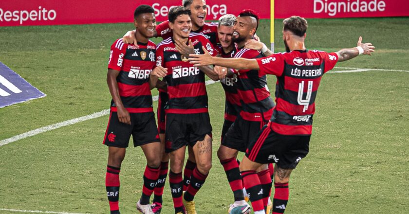 Flamengo espanta má fase e vence Coritiba na estreia do Brasileirão