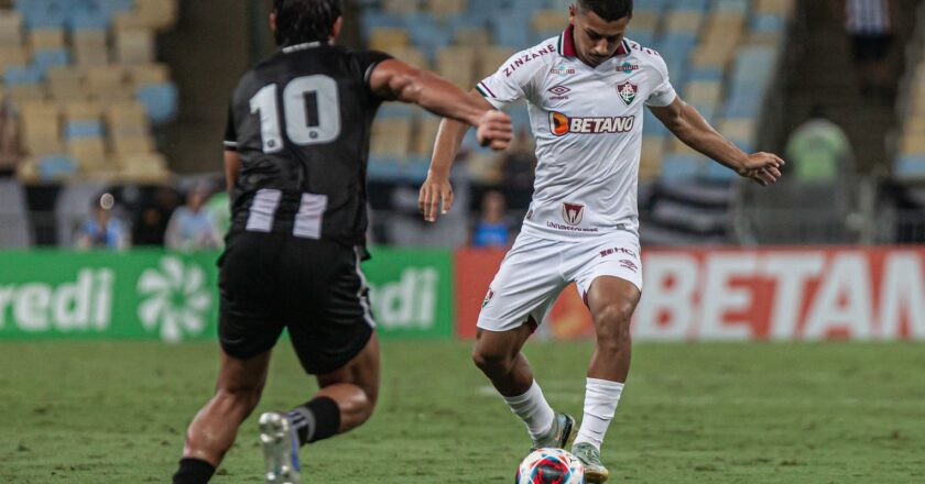 Botafogo bate Flu e segue líder da Série A por mais uma rodada