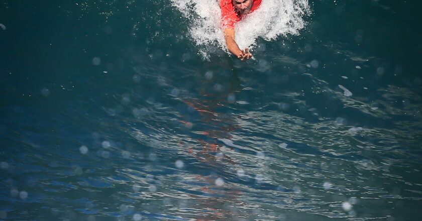 Surfe de peito, o esporte que faz do corpo uma prancha
