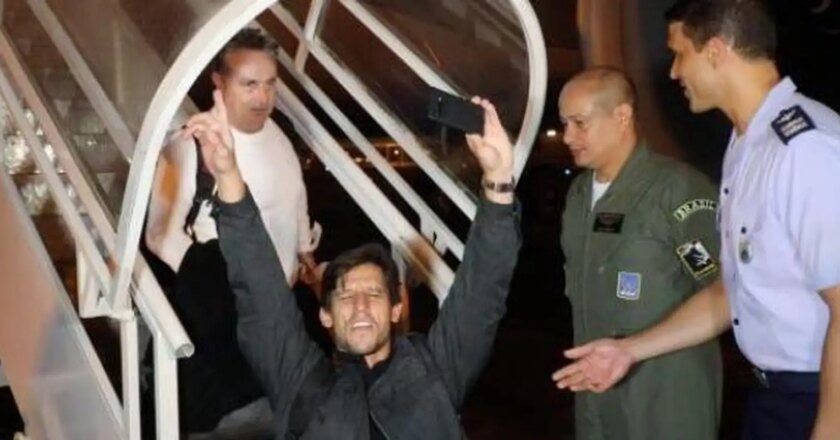 Avião da FAB chega com brasileiros e turcos sobreviventes do terremoto