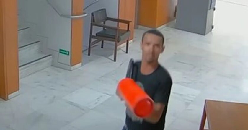 PF prende homem filmado ao destruir relógio no Palácio do Planalto