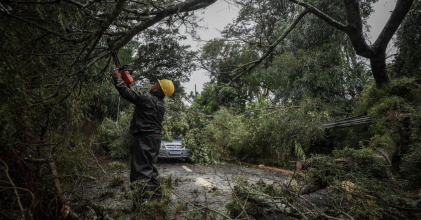 Sobe para 13 o número de mortos no RS por passagem de ciclone