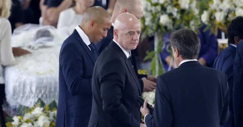 Presidente da Fifa cita dom de Pelé de “tocar corações e emoções”