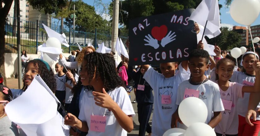 Caminhada em Paraisópolis alerta para cultura de paz nas escolas