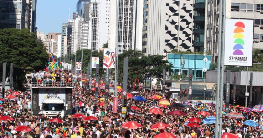 Parada LGBT une luta por políticas e festa na Avenida Paulista