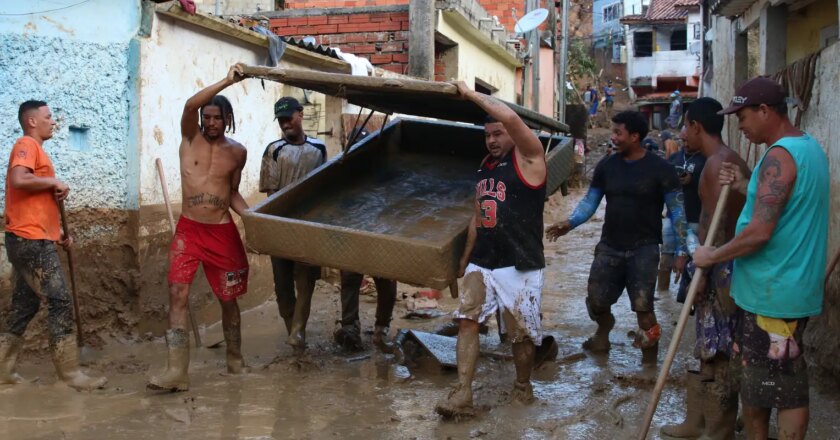 Moradias em Bertioga poderão abrigar famílias da tragédia, diz Alckmin