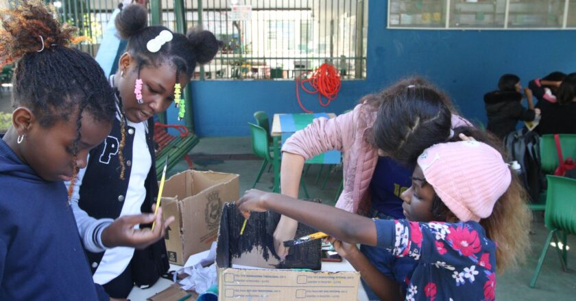 Após 8 anos de luta, escola muda de nome e homenageia escritora