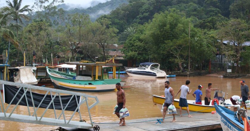 Moradores de São Sebastião estão sem água potável há quatro dias