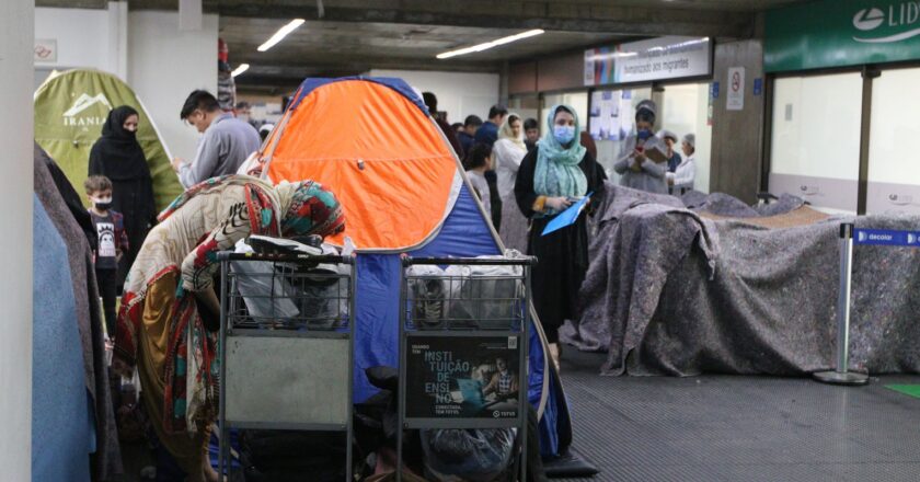 Ministro diz que afegãos acampados em aeroporto vão ficar em hotéis
