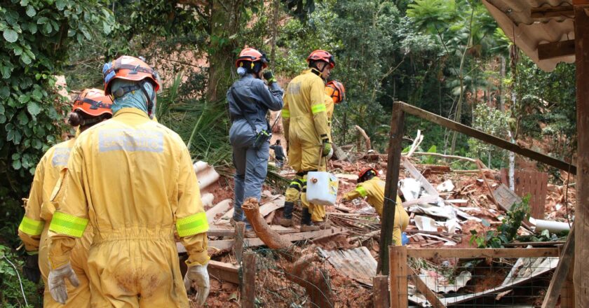 Buscas por seis desaparecidos prosseguem em São Sebastião (SP)