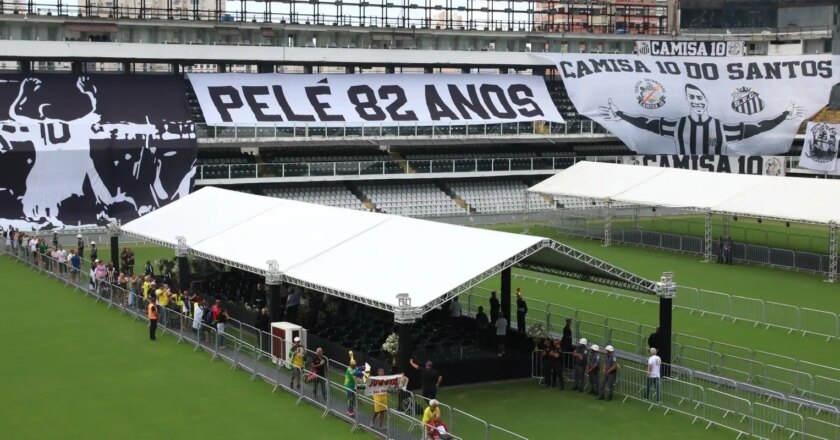 Corpo do Rei Pelé começa a ser velado na Vila Belmiro