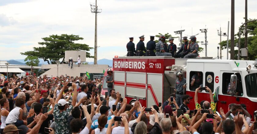 Após fim do velório, cortejo com corpo de Pelé sai por ruas de Santos