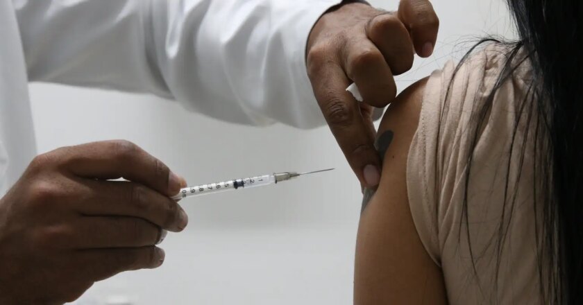 Brasil tem 33,9 mil novos casos e 100 óbitos por covid-19