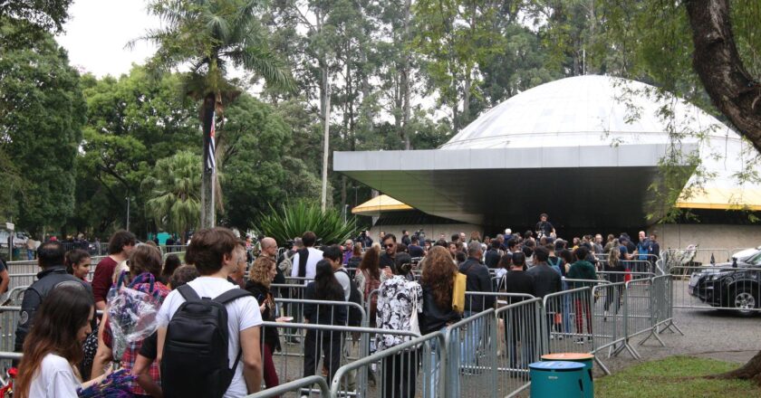 Homenagens de fãs, cantorias e declarações marcam velório de Rita Lee