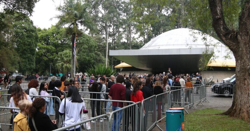 Público diz adeus a Rita Lee no planetário do Ibirapuera em São Paulo