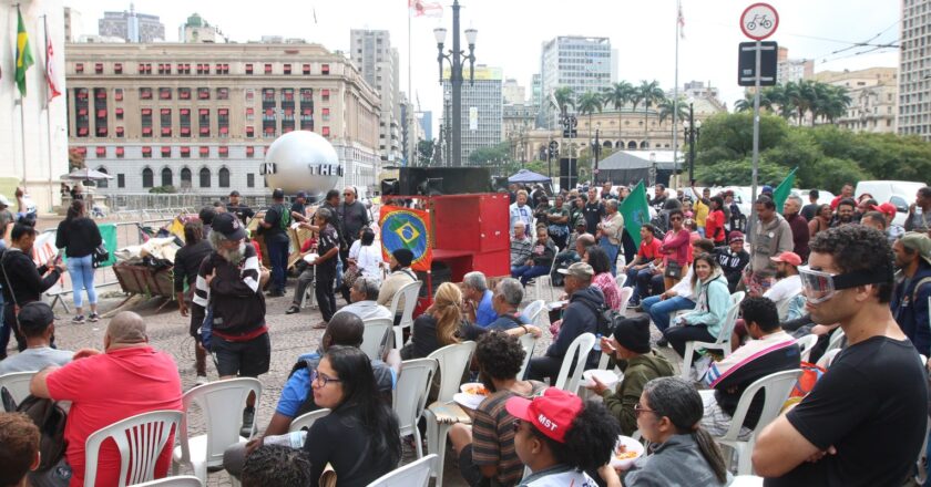 Protesto pede fim da retirada de barracas da população de rua de SP