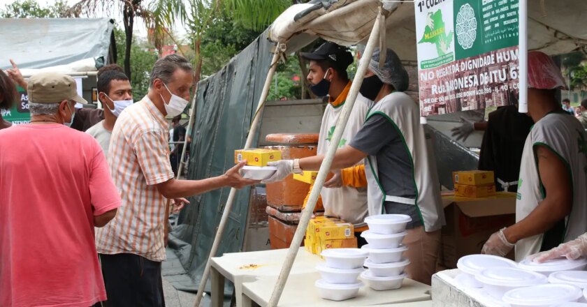 População em situação de rua de SP enfrenta frio e baixa em doações