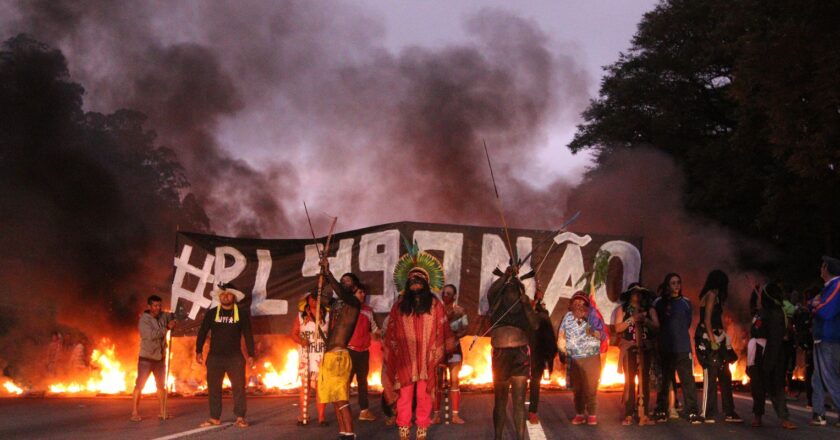 Povo guarani bloqueia rodovia em São Paulo contra marco temporal